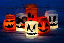 Halloween craft mason jars decorated to look like Jack o'Lanterns